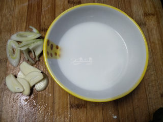4、家常豆腐--挑逗你的味蕾,葱和蒜都切片。再用一个小碗倒半碗水，放一勺淀粉搅拌均匀备用。