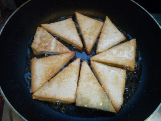 5、家常豆腐--挑逗你的味蕾,平锅烧热，倒油，油量别平常炒菜略多一些就可以了，因为豆腐也不吸油。将豆腐煎至两面金黄即可出锅。