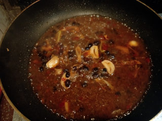 7、家常豆腐--挑逗你的味蕾,倒少量的水略煮一下，这时可以尝一下味道。因为郫县豆瓣是很咸的，基本不用放盐。