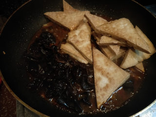 8、家常豆腐--挑逗你的味蕾,放入豆腐和木耳，稍微煮一下入味。