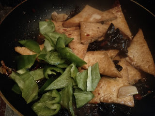 9、家常豆腐--挑逗你的味蕾,放入青椒。如果觉得没有汤汁了，可以多加一点点水。