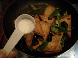 10、家常豆腐--挑逗你的味蕾,放1/2小勺的糖。翻炒一下，注意不要把豆腐炒的碎了。