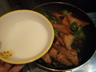 11、家常豆腐--挑逗你的味蕾,出锅前倒入水淀粉勾芡。不要一次都倒进去，边翻炒边倒，汤汁浓稠就可以了。