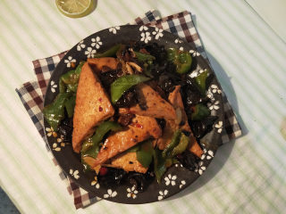 12、家常豆腐--挑逗你的味蕾,咸香可口，又有点微甜，是极好的米饭伴侣。。做法也很简单，动手做起来吧。。