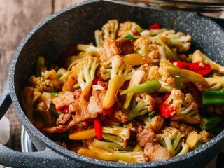 8、干锅花菜,上锅。