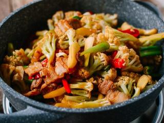 10、干锅花菜,我喜欢生一点的花菜，慢慢的在加热中也会变更熟一点。