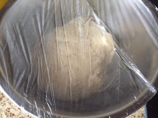 7、红糖馒头,盖上保鲜膜，放在温暖的地方，进行发酵；