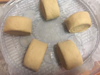 13、红糖馒头,在蒸锅中，放入油纸；依次摆好；