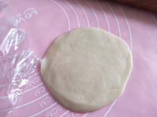 17、酥掉渣的蛋黄酥，月饼季做起来,擀开圆片。