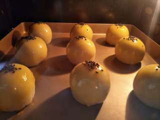 20、酥掉渣的蛋黄酥，月饼季做起来,提前180度预热好烤箱，180度35分钟。