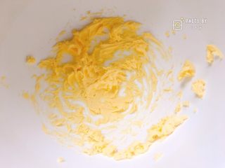 1、酥香无比的南瓜小饼干,黄油室温软化，高速打发。