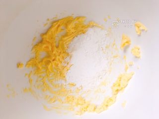 2、酥香无比的南瓜小饼干,加入糖粉，拌匀之后继续高速打发。