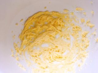 3、酥香无比的南瓜小饼干,打发得颜色稍微发白，呈羽毛状蓬松顺滑即可。