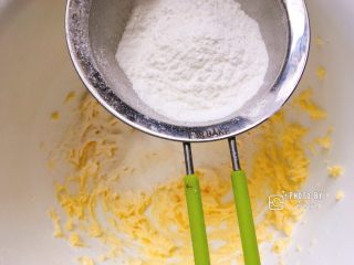 4、酥香无比的南瓜小饼干,筛入蛋糕粉、玉米淀粉、盐。