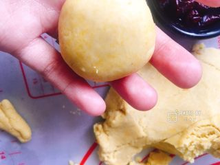 7、酥香无比的南瓜小饼干,分成25g左右的小面团，依次揉成团。