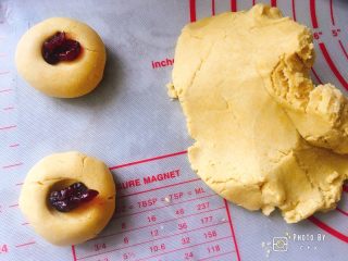 8、酥香无比的南瓜小饼干,中间用大拇指按压一下，塞上蔓越莓干。