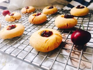 11、酥香无比的南瓜小饼干,配上车厘子什么的就是棒棒的下午茶。