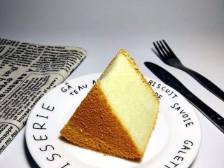 12、新手也能0失败——戚风蛋糕,烤到剩余一半时间时，应该是表面没有怎么上色，顶部稍稍均匀鼓起的状态。到临近结束的时候，顶部会比中途稍稍低一点，等出炉倒扣后，顶部基本回复平的