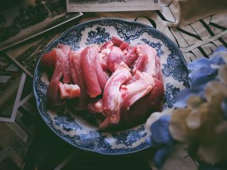 1、免炸无油 健康快手的 锅包肉,准备材料 将肉切片