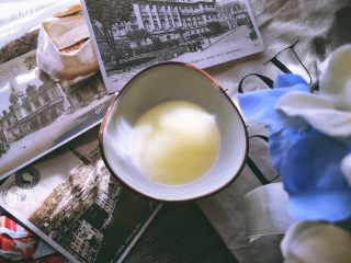 3、免炸无油 健康快手的 锅包肉,调制酱汁：碗内放入白醋与糖