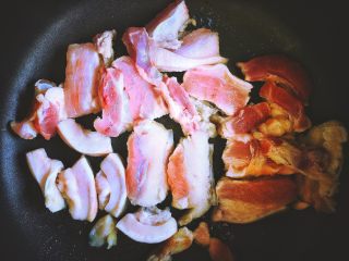 4、免炸无油 健康快手的 锅包肉,开小火，将肉放入锅中