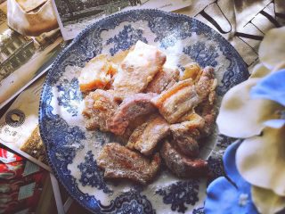 6、免炸无油 健康快手的 锅包肉,取出沾一层干面粉