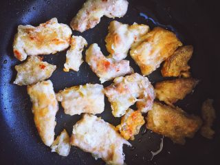 8、免炸无油 健康快手的 锅包肉,用刚刚煎出的油小火煎至两面焦黄