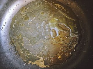 10、免炸无油 健康快手的 锅包肉,再在锅内倒入酱汁(此时锅里应该还有一点油)