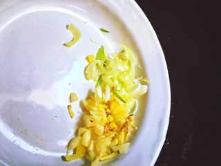 11、免炸无油 健康快手的 锅包肉,倒入葱姜蒜末，熬到收汁(汁变粘稠)