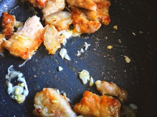 12、免炸无油 健康快手的 锅包肉,放入晾晾的肉片炒匀