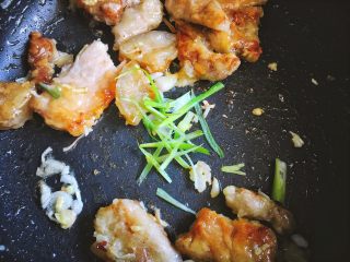 13、免炸无油 健康快手的 锅包肉,加入葱丝