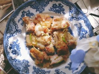 15、免炸无油 健康快手的 锅包肉,装入盘中