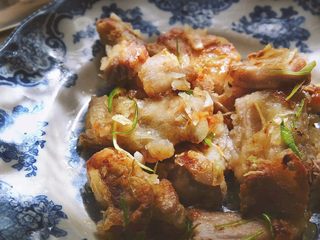 16、免炸无油 健康快手的 锅包肉,成品色泽金黄 香酥可口 味道酸甜~