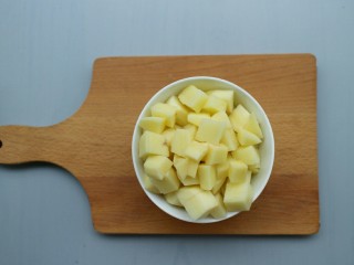 2、排骨土豆焖饭,土豆切丁备用