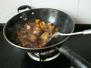 4、排骨土豆焖饭,接着在加入一块浓汤宝。翻炒融化即可（这个必不可少）。