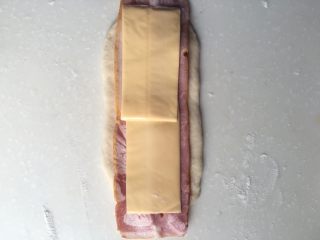 11、培根芝士卷,铺上培根，再将芝士片对半切开后铺在培根上面