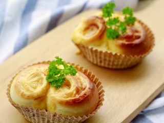 15、培根芝士卷,烤箱预热180度，在最后发酵完成的面团表面刷蛋液，入炉烘烤约18-20分钟，取出晾凉。