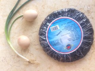 1、虾米紫菜鸡蛋汤,准备好所有材料。