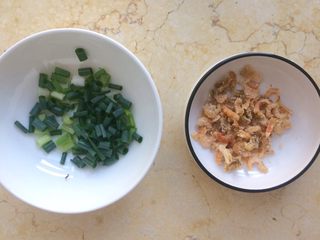 2、虾米紫菜鸡蛋汤,香葱切碎，虾米洗干净。