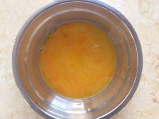 3、虾米紫菜鸡蛋汤,鸡蛋打散后搅拌均匀。