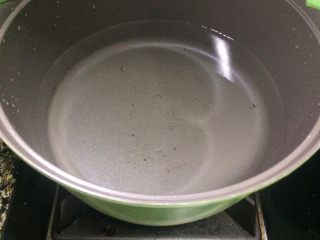 4、虾米紫菜鸡蛋汤,适量水烧开。