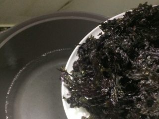 5、虾米紫菜鸡蛋汤,水开后放入紫菜。
