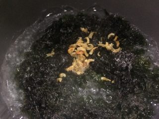 7、虾米紫菜鸡蛋汤,滚一会。