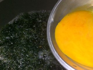 8、虾米紫菜鸡蛋汤,倒入鸡蛋液。