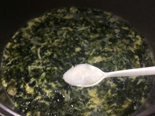 9、虾米紫菜鸡蛋汤,适量盐调味。