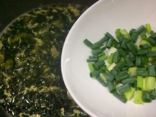 11、虾米紫菜鸡蛋汤,关火后放入香葱或者香菜。