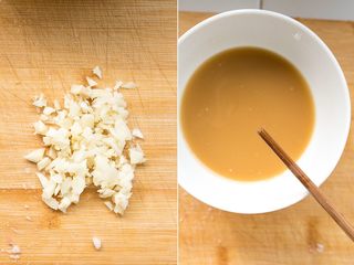 1、汁浇肉蛋烧,大蒜切碎，在调制浇汁