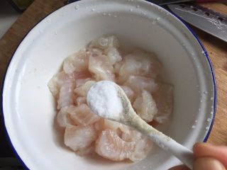 4、自制鱼豆腐,加点料酒、加一点点盐和胡椒粉抓匀