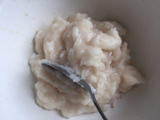 6、自制鱼豆腐,这是搅打好的鱼泥，非常细腻