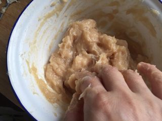 8、自制鱼豆腐,用手按一个方向搅匀即可